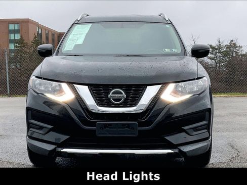 Used 2018 Nissan Rogue SV image 2