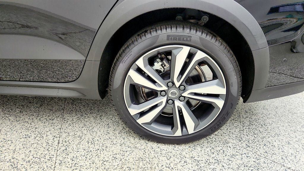 Used 2025 Volvo V60 B5 Cross Country Plus AWD/4WD image 9