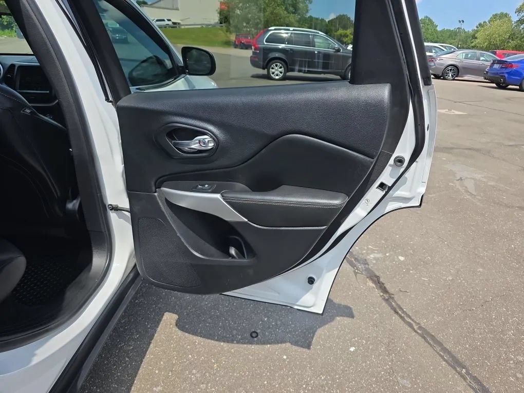 Used 2018 Jeep Cherokee Latitude Plus w/ Cold Weather Group AWD/4WD image 44