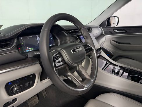 Used 2022 Jeep Grand Cherokee Overland w/ Luxury Tech Group IV AWD/4WD image 23