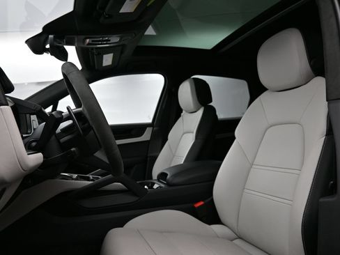 Certified 2026 Porsche Cayenne GTS AWD/4WD image 5