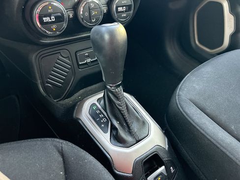 Used 2015 Jeep Renegade Latitude w/ Popular Equipment Group FWD image 25