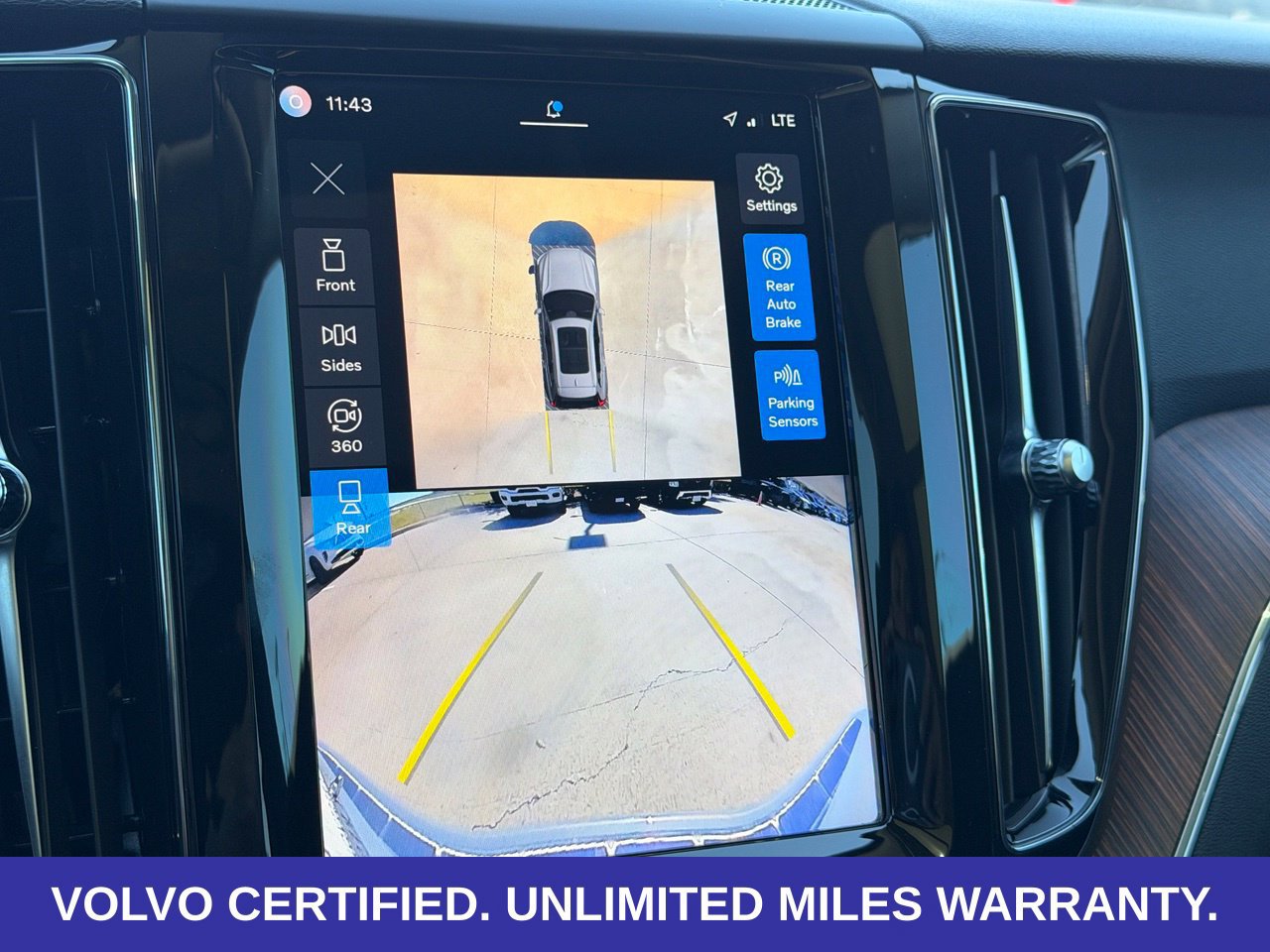 Certified 2024 Volvo XC60 B5 Plus w/ Protection Package Premier AWD/4WD image 28