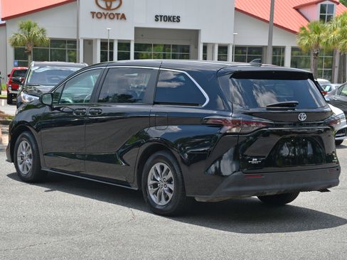 Used 2023 Toyota Sienna LE image 3