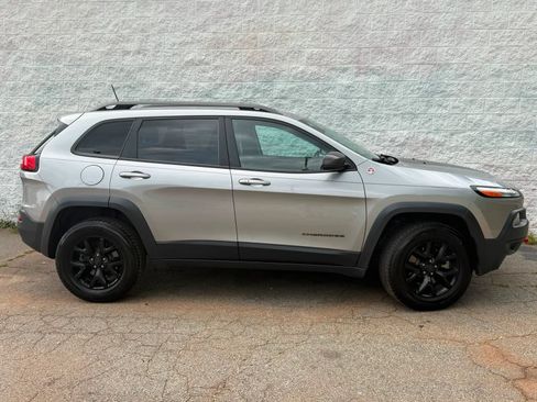 Used 2017 Jeep Cherokee Trailhawk AWD/4WD image 6