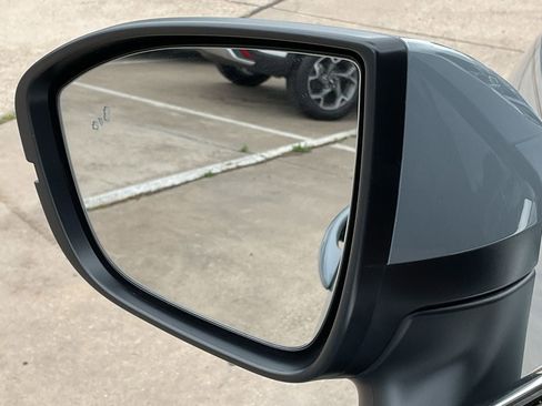 Used 2024 Nissan Pathfinder Platinum image 11