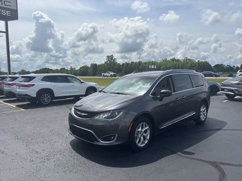 Used 2017 Chrysler Pacifica Touring-L Plus w/ Tire & Wheel Group FWD image 4