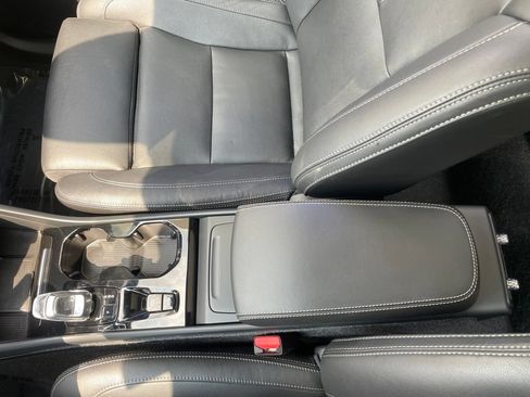 Used 2025 Volvo XC40 B5 Plus AWD/4WD image 22