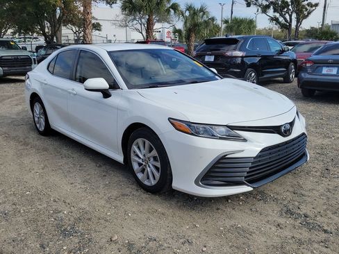 Used 2021 Toyota Camry LE image 2