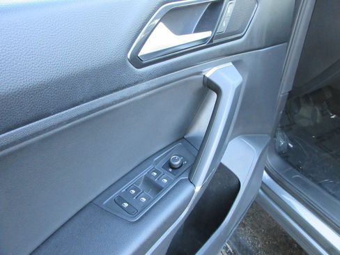 Used 2018 Volkswagen Tiguan SE w/ Panoramic Sunroof Package image 28