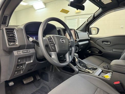 Used 2023 Nissan Frontier SV w/ Midnight Edition Package image 17