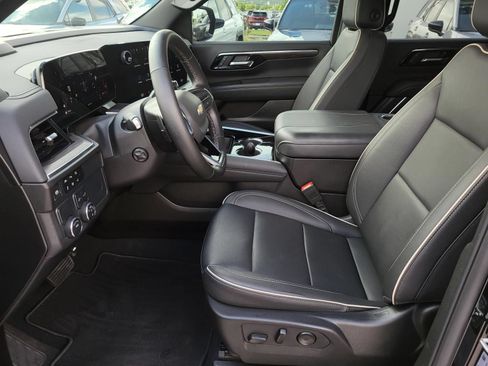 Used 2025 Chevrolet Suburban Premier RWD image 21
