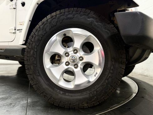 Used 2014 Jeep Wrangler Unlimited Sahara w/ Connectivity Group AWD/4WD image 10