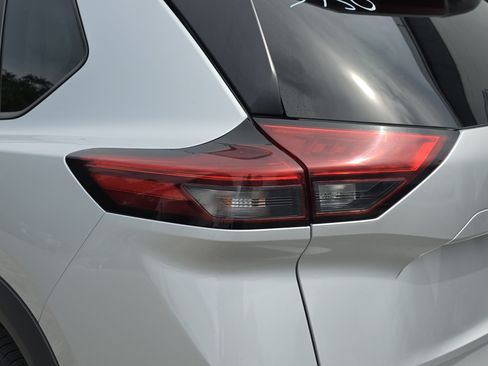 Used 2024 Nissan Rogue S FWD image 10