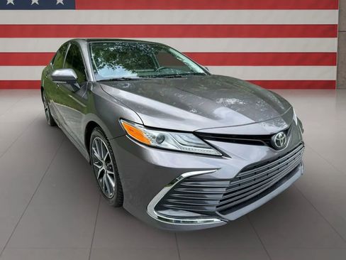 Used 2021 Toyota Camry XLE FWD image 3