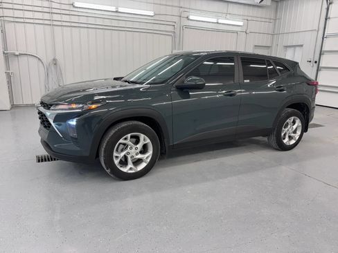 Used 2025 Chevrolet Trax LS w/ LS Convenience Package FWD image 14