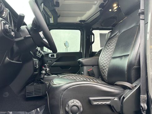 Used 2023 Jeep Gladiator Overland image 10