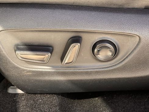 Used 2020 Toyota RAV4 Limited image 28