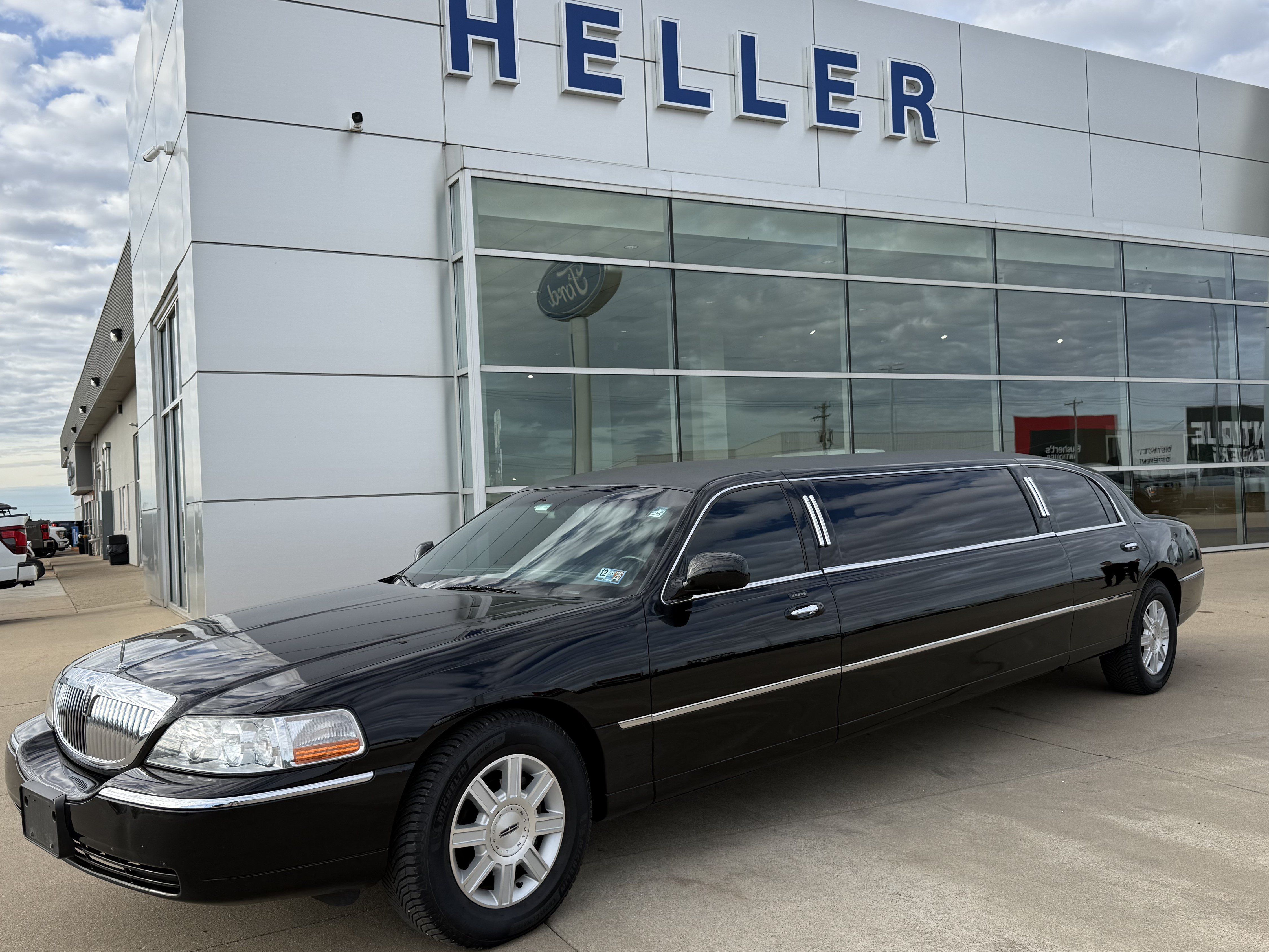 Used 2007 Lincoln Town Car Executive RWD image 3