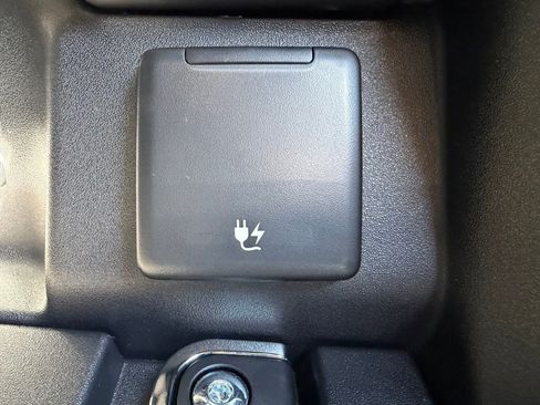 New 2026 Land Rover Defender 110 X-Dynamic SE image 32