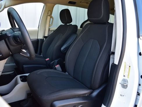 Used 2023 Chrysler Voyager LX FWD image 16