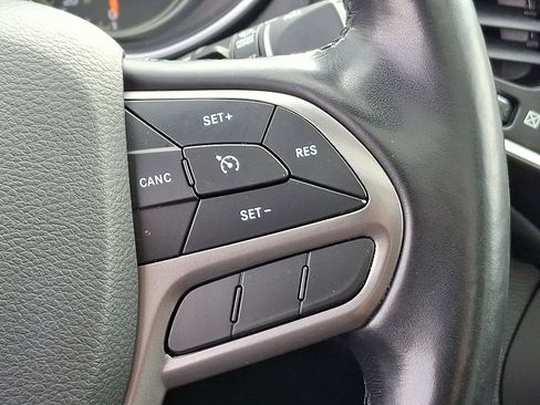 Certified 2021 Jeep Cherokee Latitude Plus w/ Sun & Sound Group image 22