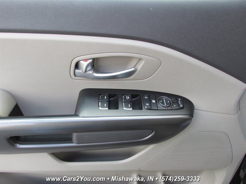 Used 2017 Kia Sedona LX w/ LX Essentials Premium Package FWD image 9