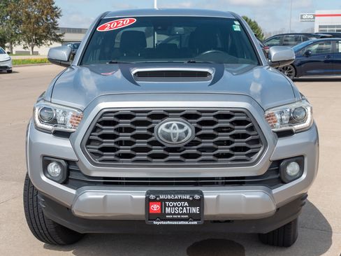 Used 2020 Toyota Tacoma TRD Sport w/ Technology Package AWD/4WD image 4
