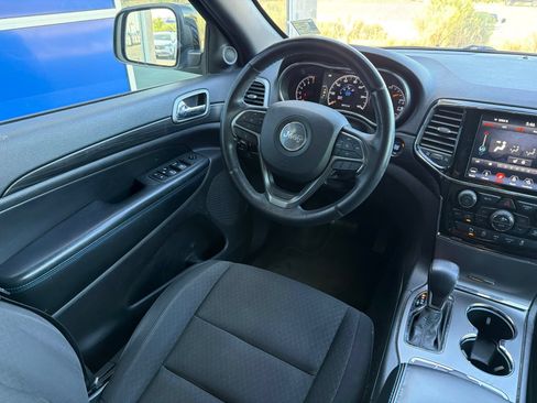 Used 2019 Jeep Grand Cherokee Laredo AWD/4WD image 12