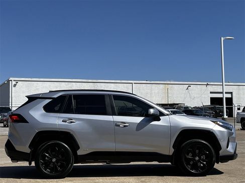 Used 2024 Toyota RAV4 SE image 3