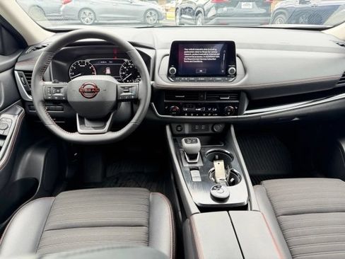 Used 2025 Nissan Rogue SV AWD/4WD image 4