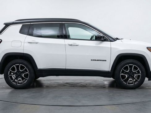 Used 2025 Jeep Compass Trailhawk AWD/4WD image 11