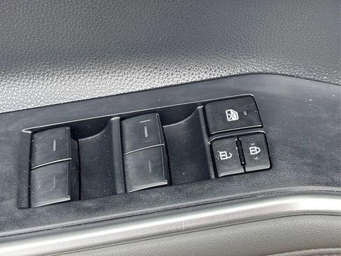 Used 2023 Toyota Highlander XLE image 37