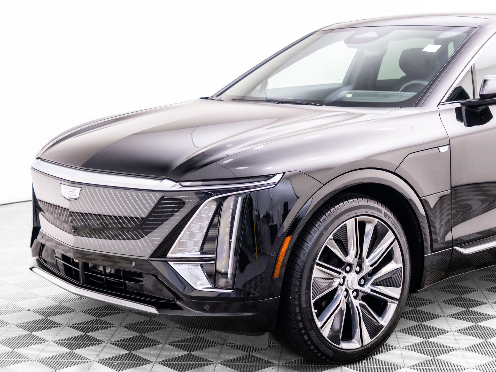 Used 2025 Cadillac Lyriq Luxury w/ LPO, Floor Liner Package AWD/4WD image 35