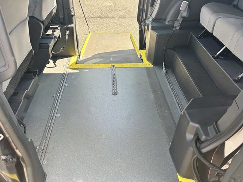 Used 2022 Toyota Sienna LE image 19