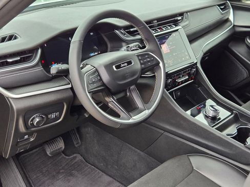 Used 2025 Jeep Grand Cherokee L Laredo RWD image 10