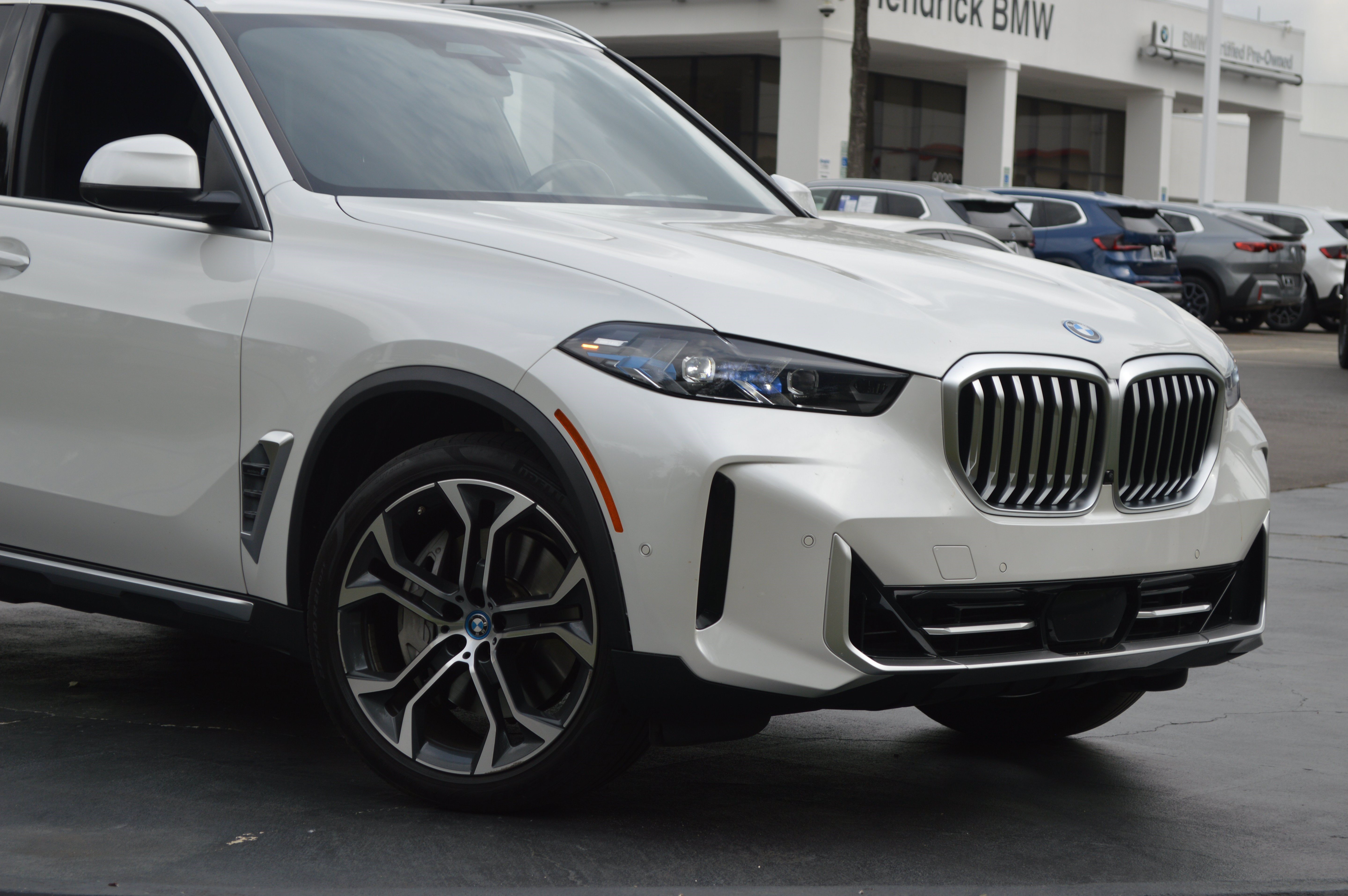 Used 2024 BMW X5 xDrive50e w/ Premium Package AWD/4WD image 2
