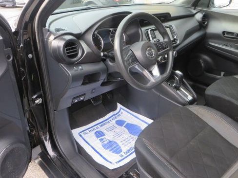 Used 2019 Nissan Kicks S image 11