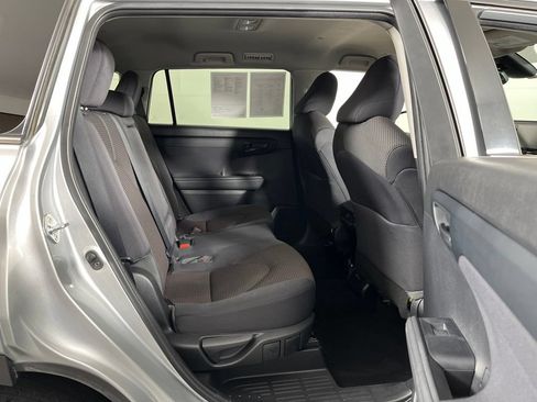 Used 2022 Toyota Highlander LE FWD image 9