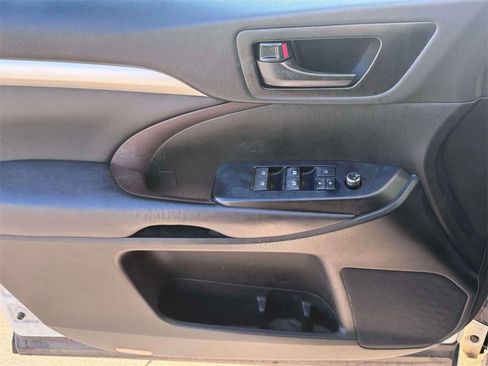 Used 2018 Toyota Highlander LE image 9