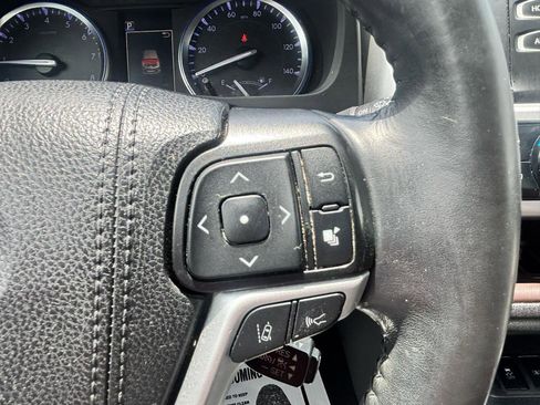 Used 2019 Toyota Highlander XLE FWD image 29