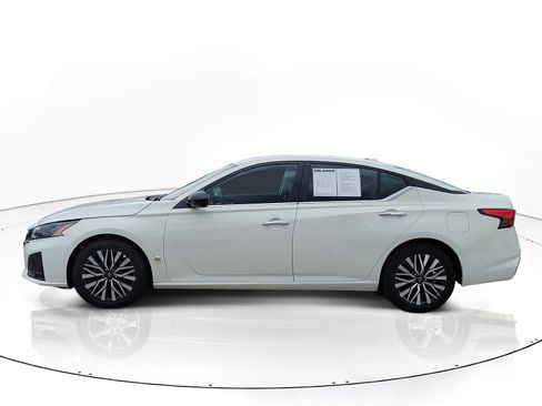 Used 2025 Nissan Altima 2.5 SV FWD image 4