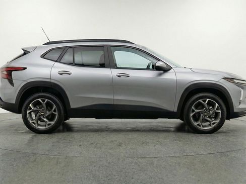 Used 2025 Chevrolet Trax LT w/ LT Convenience Package image 11