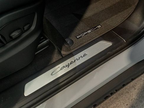 Certified 2025 Porsche Cayenne AWD/4WD image 32