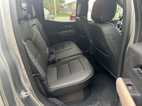 Used 2024 GMC Canyon Denali image 15