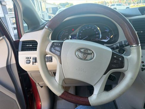 Used 2014 Toyota Sienna Limited w/ Limited Premium Package FWD image 23