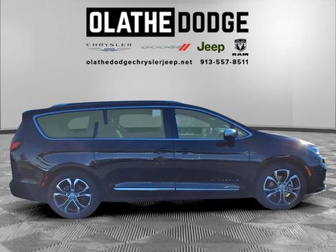 New 2026 Chrysler Pacifica Pinnacle image 32