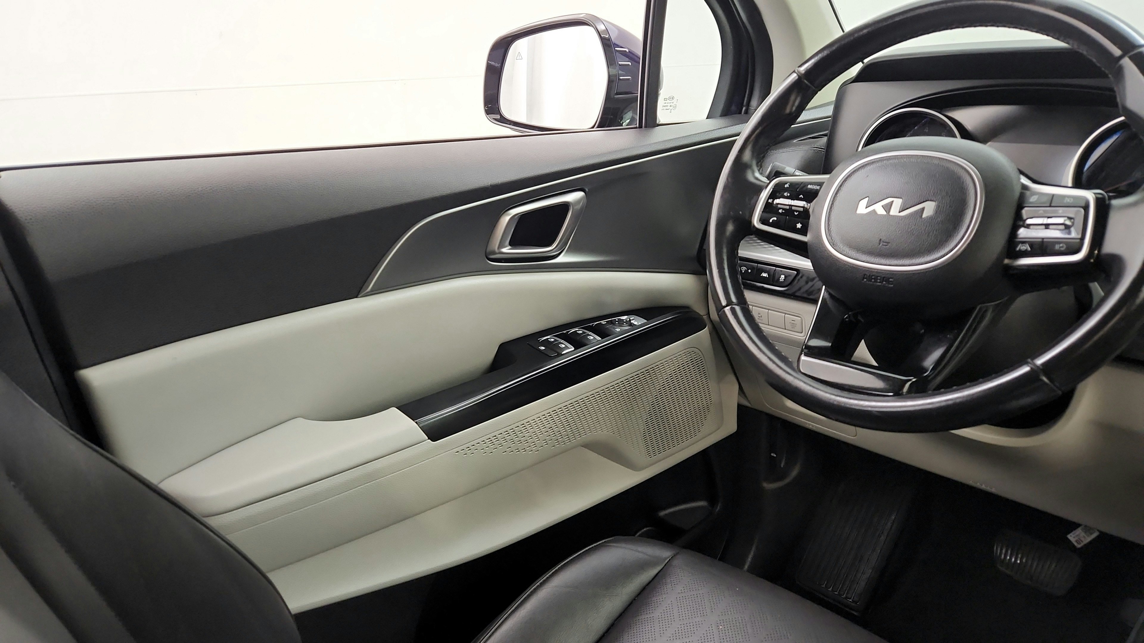 Used 2022 Kia Carnival LX FWD image 12