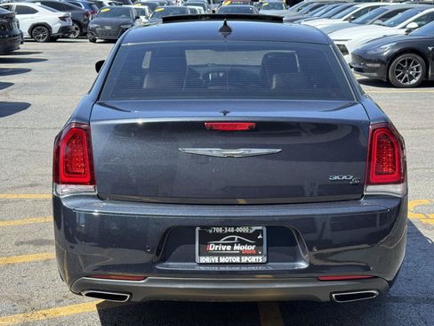 Used 2018 Chrysler 300 S w/ 300S Premium Group RWD image 10