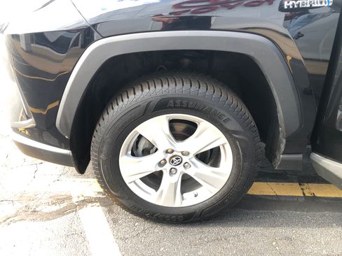 Used 2020 Toyota RAV4 LE AWD/4WD image 23